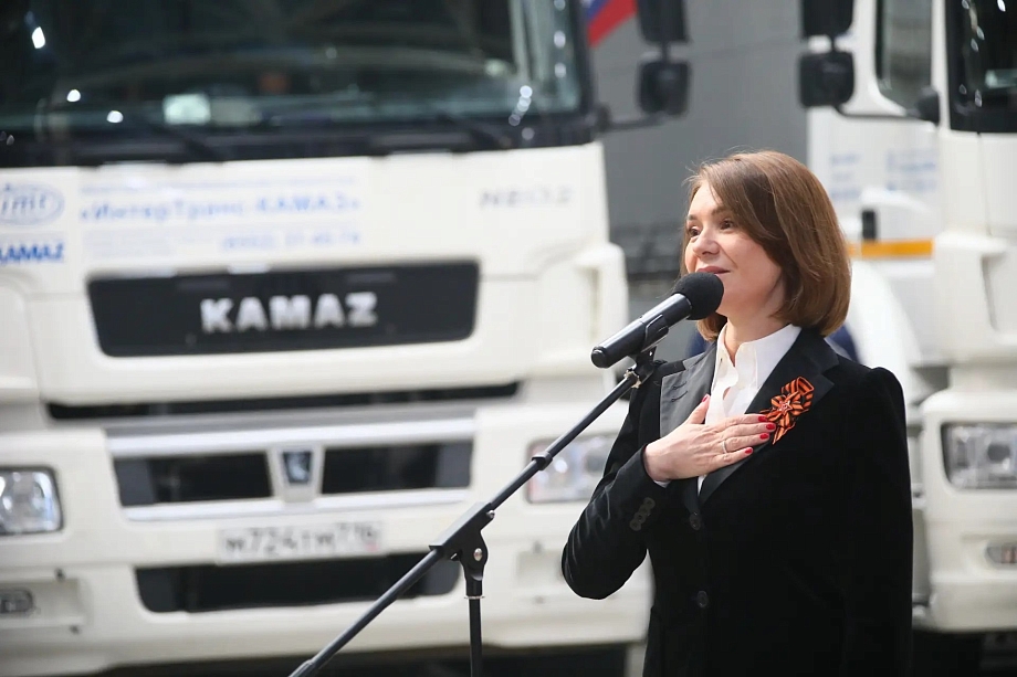 Машины, запчасти, походные бани и чак-чак – «КАМАЗ» отправил в зону СВО 26-й конвой