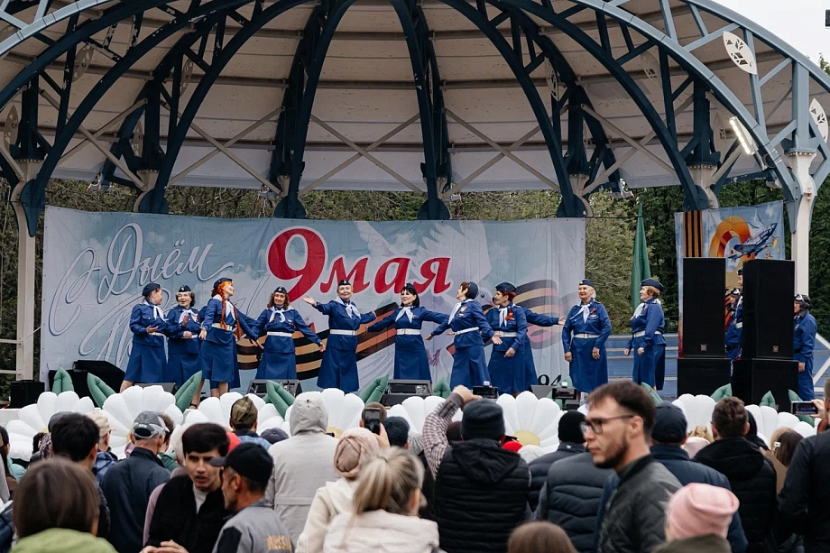 Фото: в День Победы в Челнах угощают солдатской кашей и учат плести сети