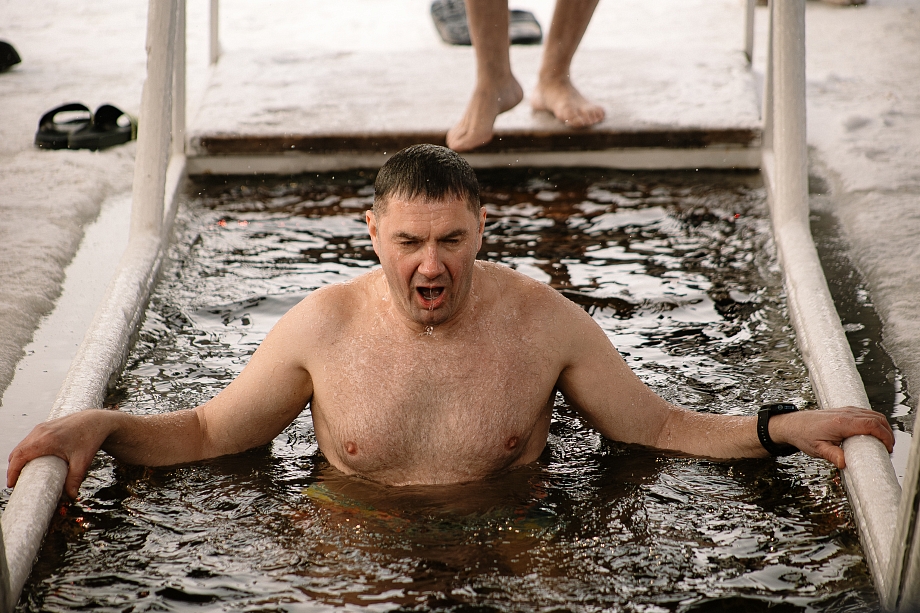 Олег Коробченко окунулся в иордань на Мелекеске в Челнах (фото)