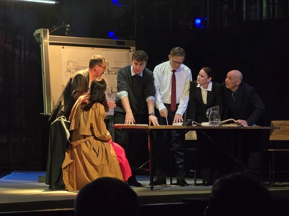 «Мустанг» на сцене и аншлаг на премьере – в Челнах показали спектакль про «КАМАЗ» 