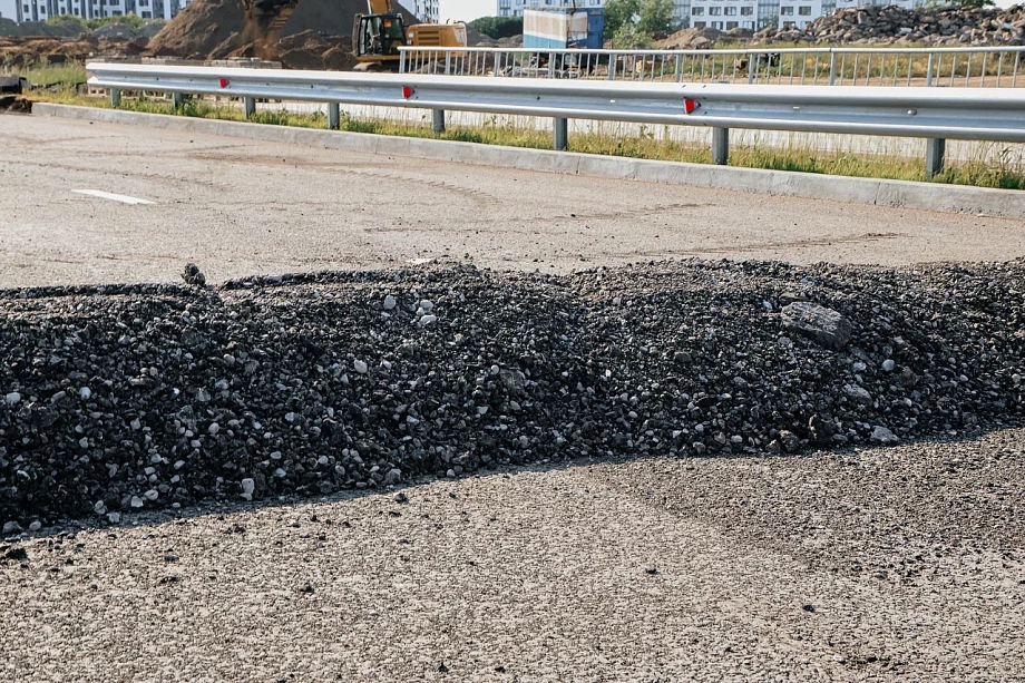 Фото: как разбирают часть дороги по улице Нариманова в Челнах, где просел грунт