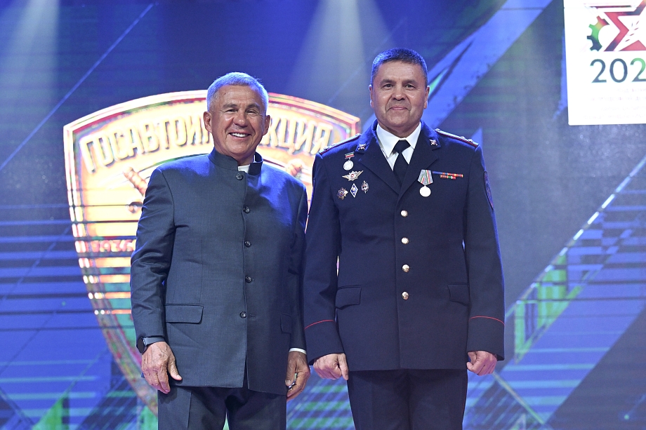 Минниханов наградил Кадикова медалью «За доблестный труд»
