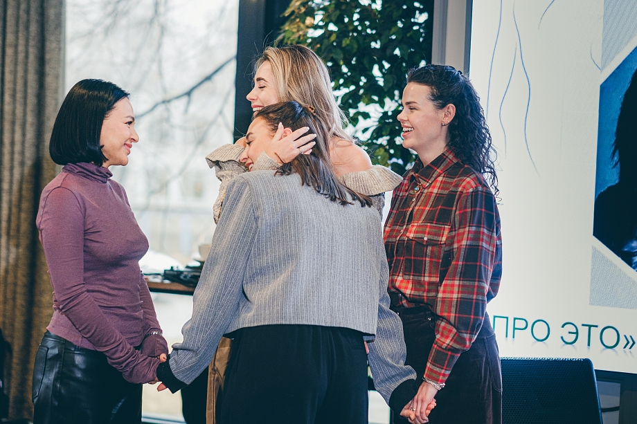 Встреча «Про это» с Тановой: зачем Дарина удалила из зала фотографа и оператора