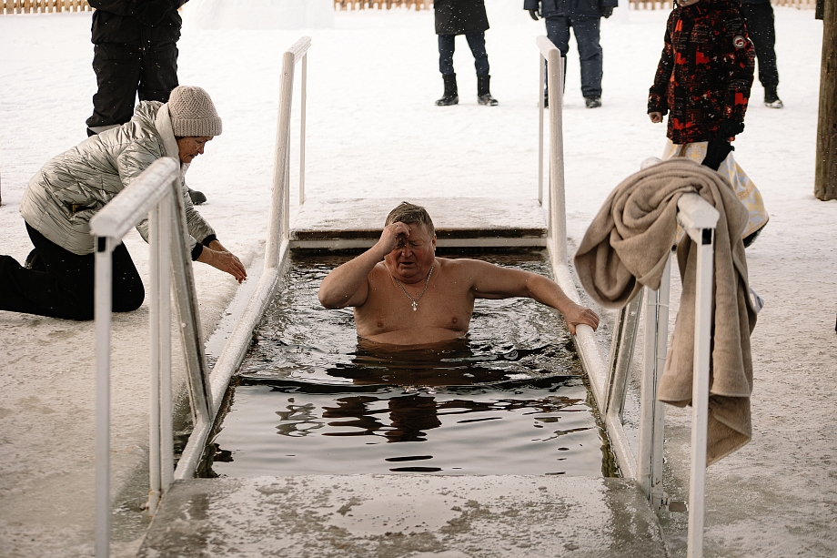 Олег Коробченко окунулся в иордань на Мелекеске в Челнах (фото)