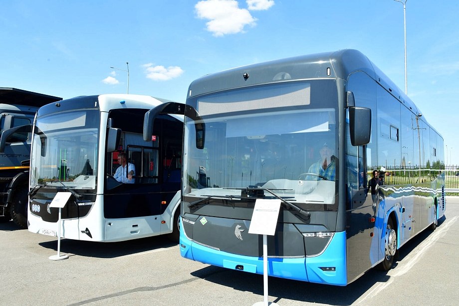 Фото: «КАМАЗ» показал Денису Мантурову самые последние разработки 