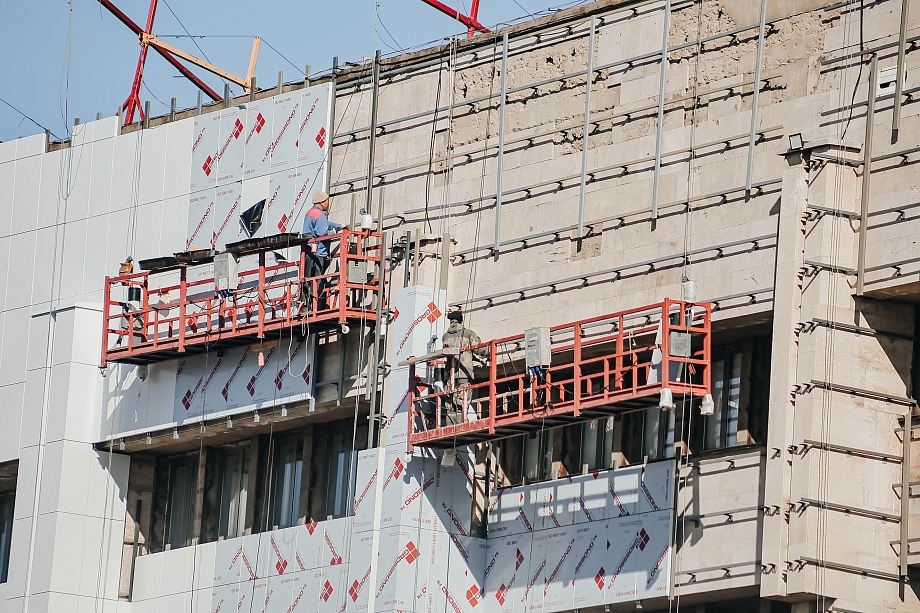 Фото: как, несмотря на протесты горожан, меняется фасад мэрии в Челнах 