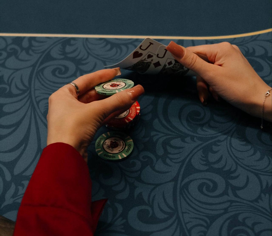 Интеллект, стратегия или удача: покер популярен во всем мире, и Челны не исключение