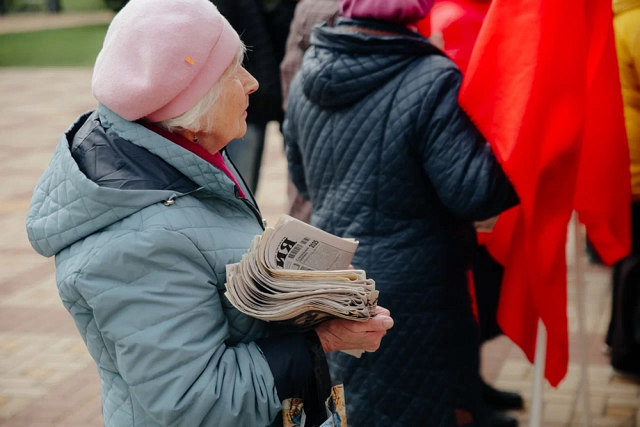 Гурьева вывела коммунистов в парк Победы на первомайский митинг (фото)