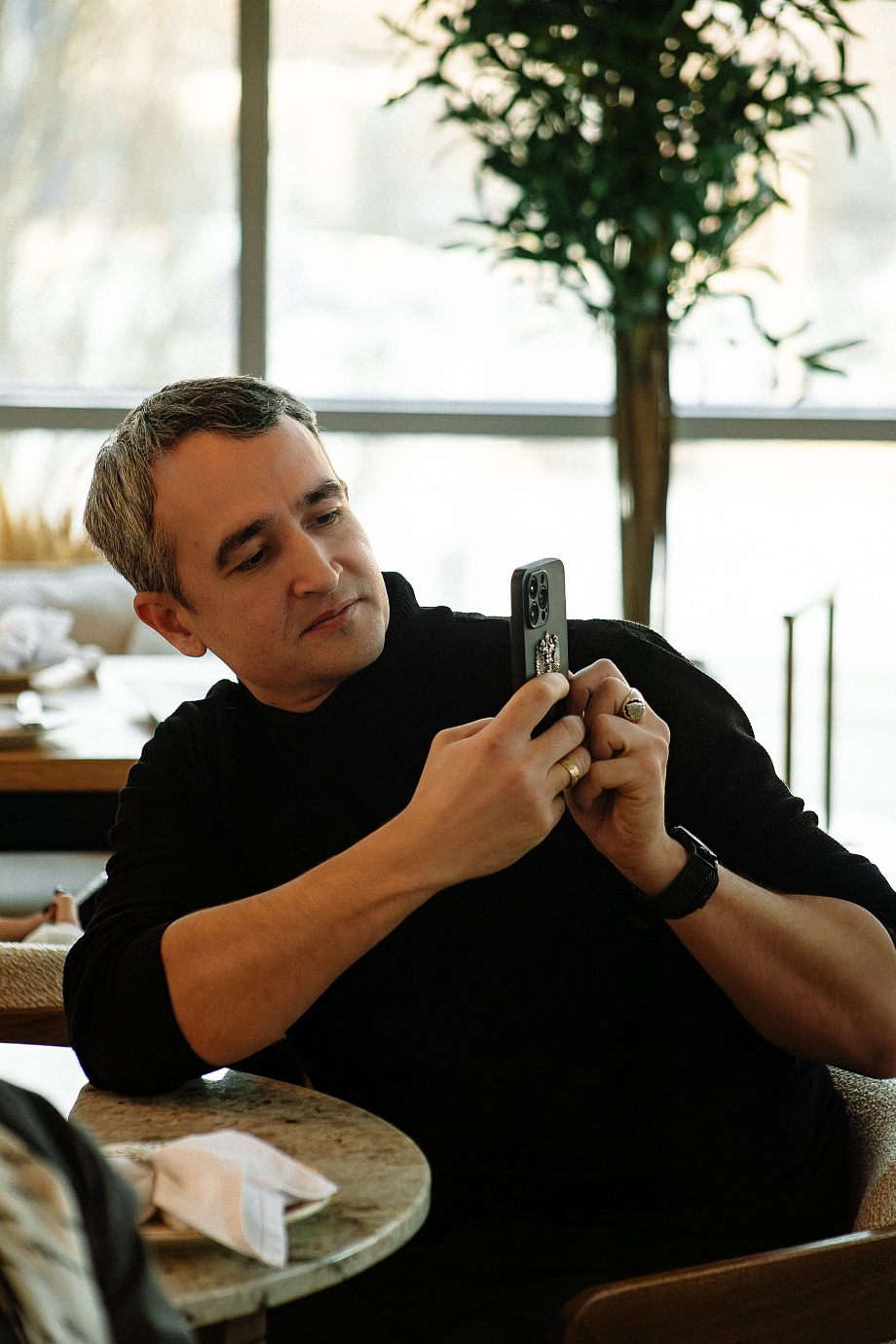 Разговор на бизнес-завтраке Дариной закончился битьем посуды