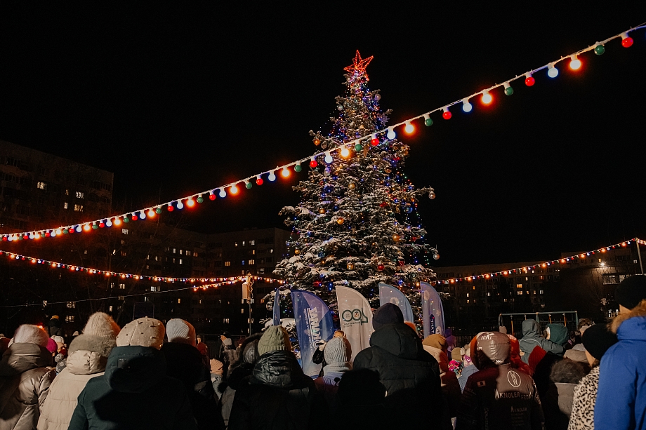 Открытие новогодней елки в Челнах объединило жителей 38 комплекса