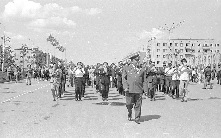 Как и где в Челнах парад Победы проходил 50 лет назад (фото)