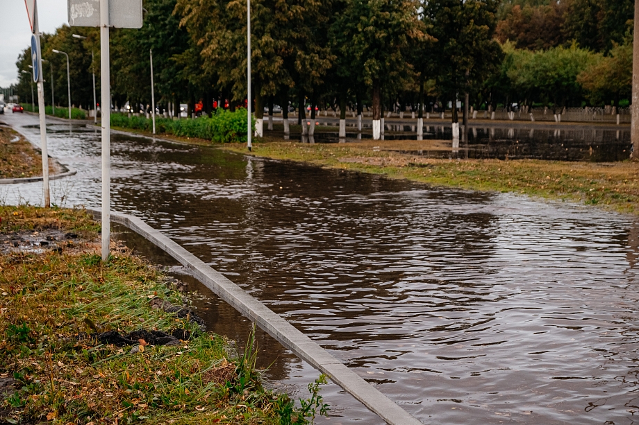  Фото: как город «поплыл» после ливня и встал в пробках