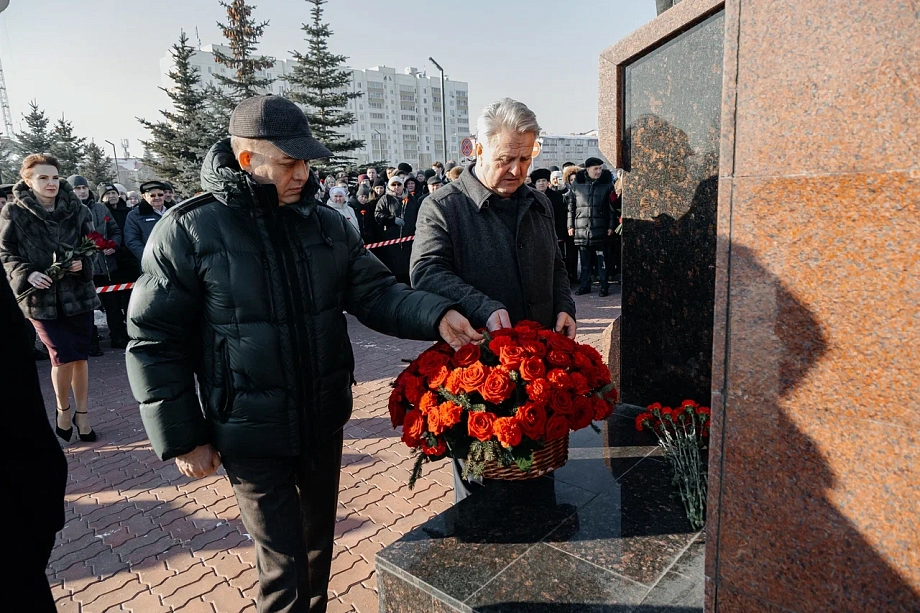 В Челнах возложили цветы в честь первого гендиректора «КАМАЗа» Васильева (фото)