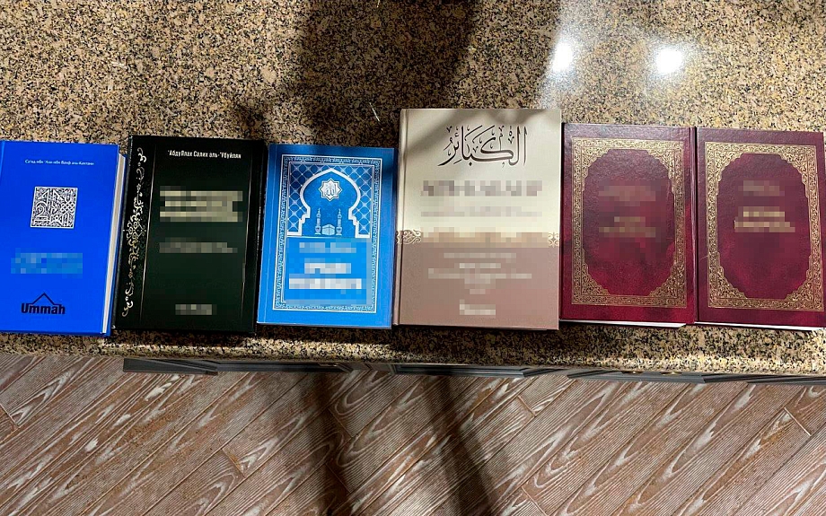 У Муллина во время обысков нашли запрещенную литературу (фото) У Муллина во время обысков нашли запрещенную литературу (фото)