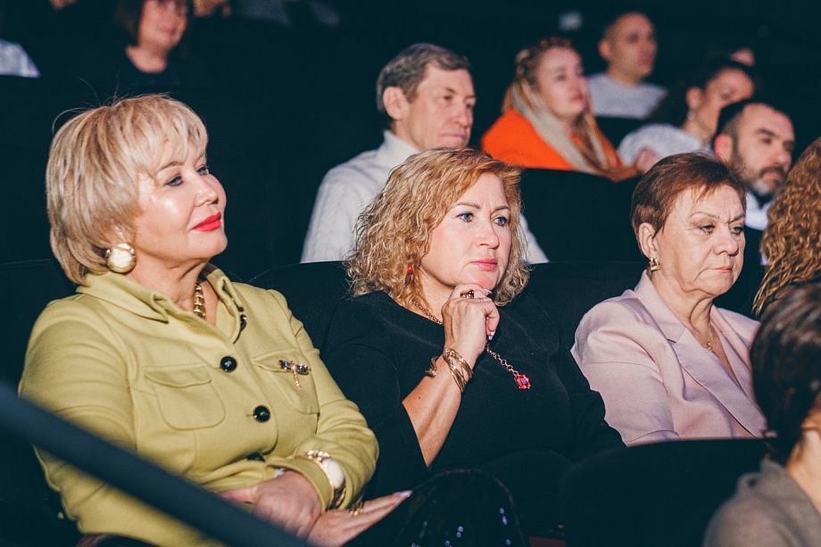 Раут в «Мастеровых»: премьера, две Жанны и свадебный букет