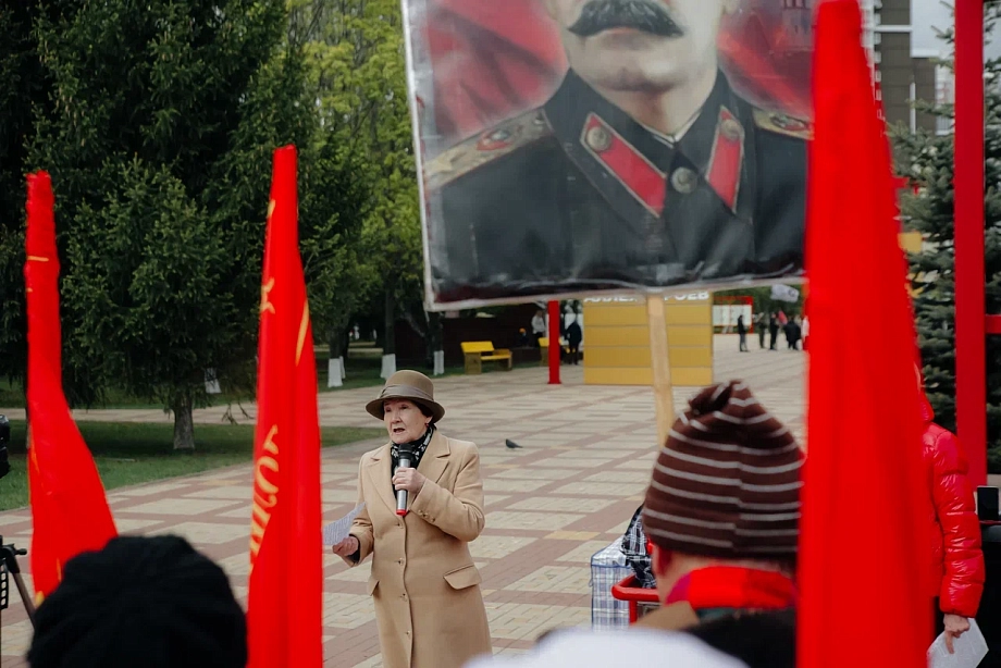 Гурьева вывела коммунистов в парк Победы на первомайский митинг (фото)