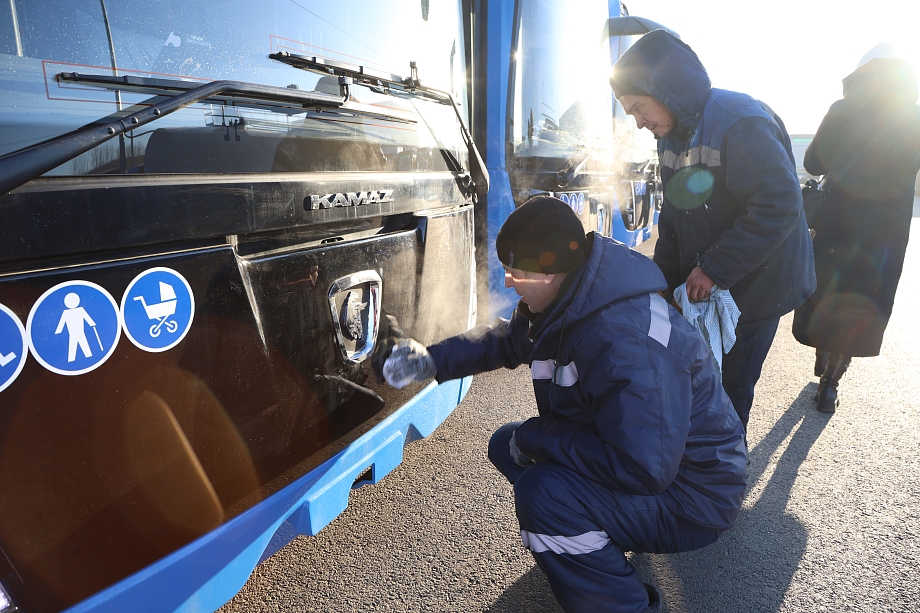 Фото: как Минниханов вручал Челнам новые автобусы большой вместимости