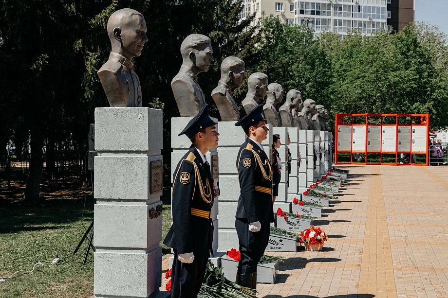 В Челнах торжественно открыли бюст Героя России Сергея Чебнева (фото)