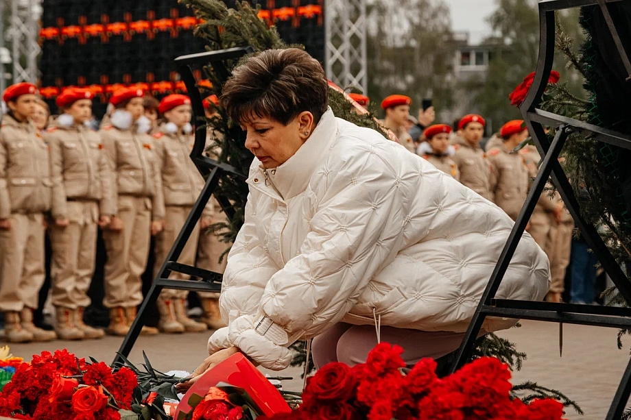 Силовики, депутаты и чиновники: как несли Вахту Памяти в Челнах (фото)