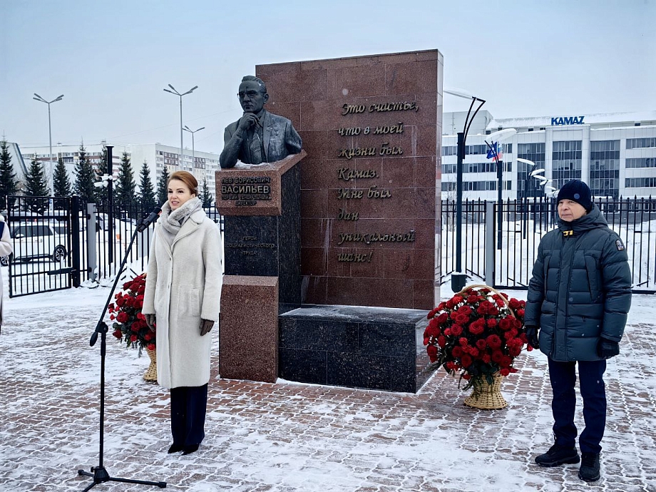 В Челнах провели митинг в память о первом гендиректоре «КАМАЗа»