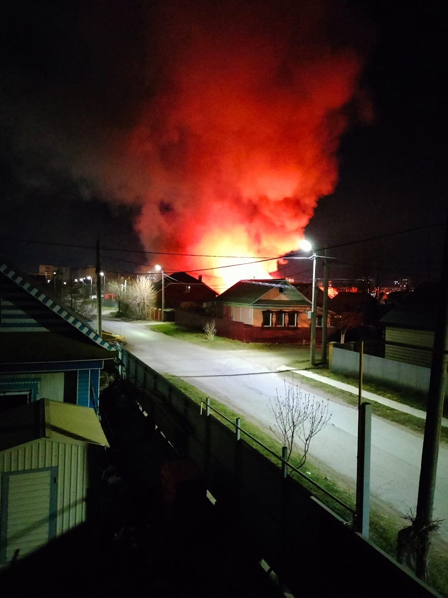 «Чудом не взорвалась машина!»: очевидцы о крупном ночном пожаре в Рябинушке