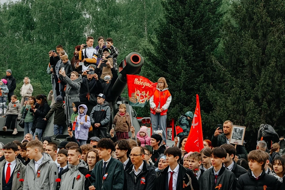 В Челнах почтили память 12 героев, чьи бюсты установлены в парке Победы (фото)