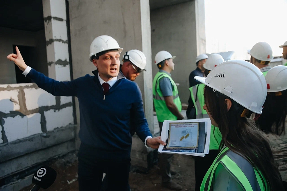 Фарид Салахов приехал к жителям ЖК «Маяк», где разгорелся скандал (фото)