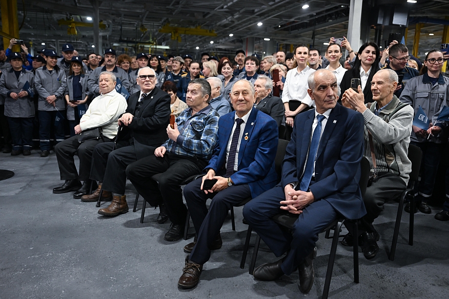 Почетный знак и поздравление от Путина: «КАМАЗ» отметил юбилей грузовика Почетный знак и поздравление от Путина: «КАМАЗ» отметил юбилей грузовика