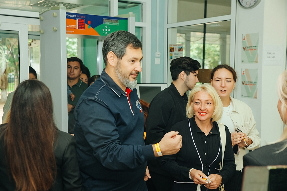 Министр Олег Коробченко проголосовал в Челнах вместе с семьей