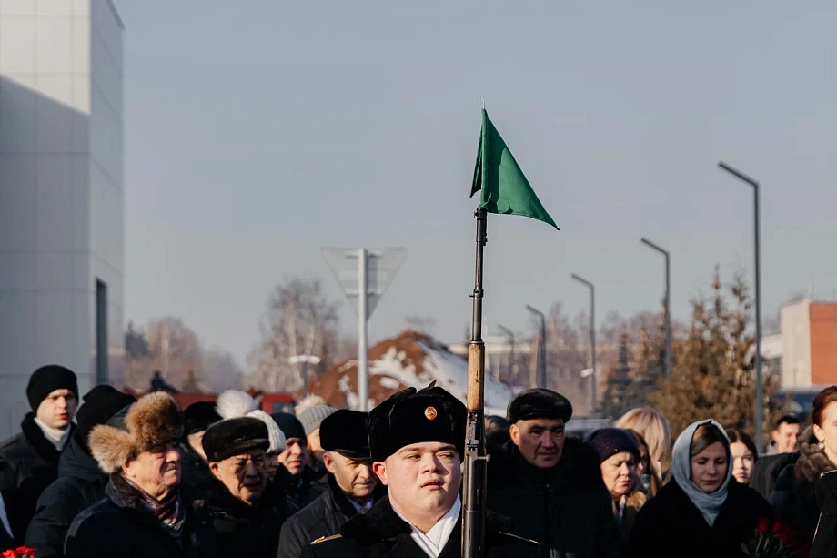 В Челнах возложили цветы в честь первого гендиректора «КАМАЗа» Васильева (фото)