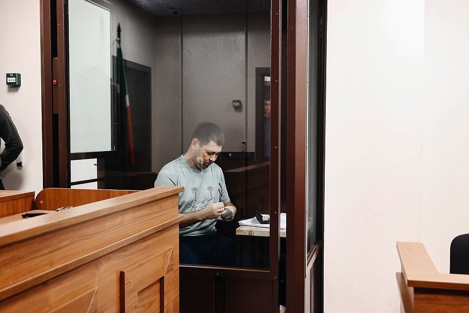 Фото: полковника в отставке Марата Фаизова доставили в суд