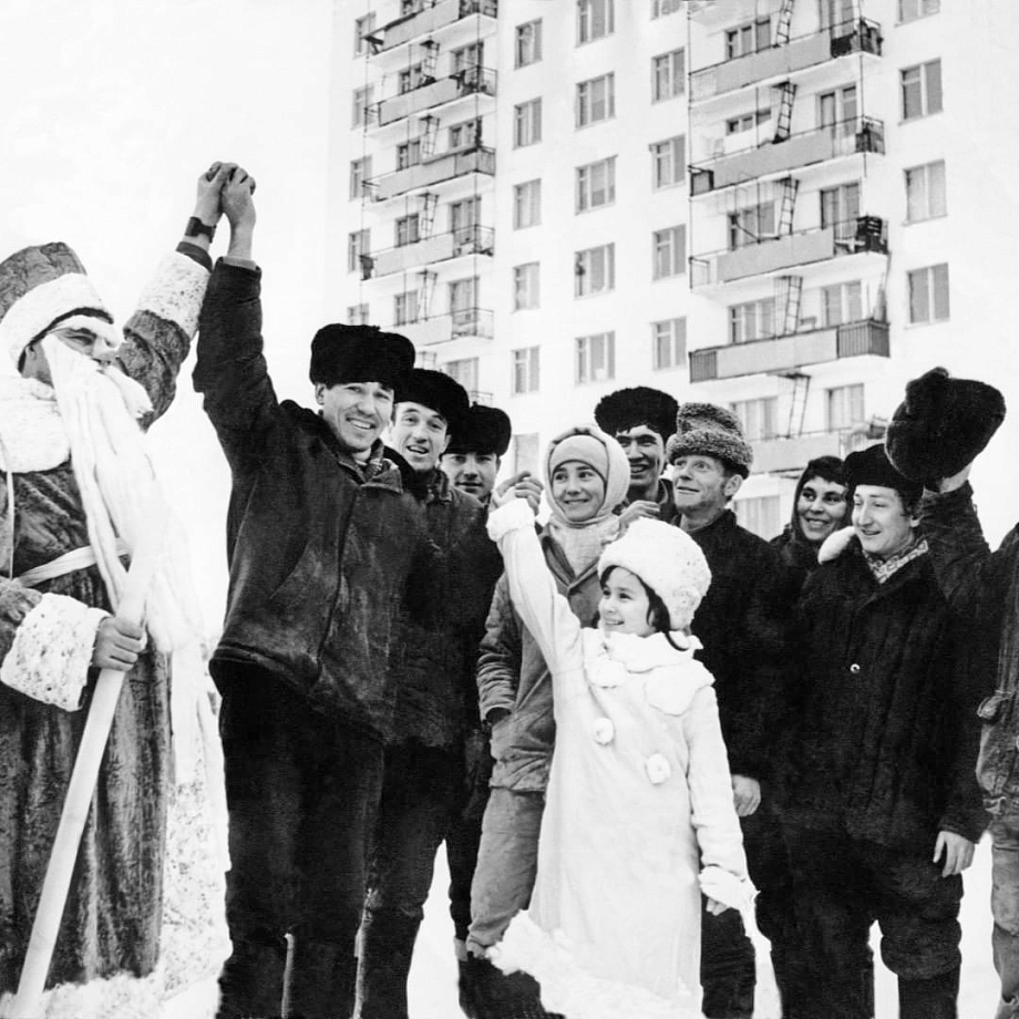 Городской архив. Бригада Раиса Салахова принимает поздравления от Деда Мороза