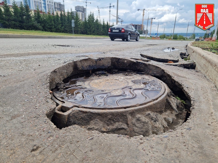 На проспекте Беляева в Челнах после ливня «взбух» асфальт