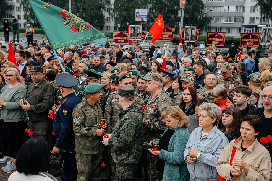 Фото: в Челнах в День памяти и скорби зажгли сотни свечей