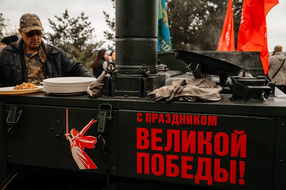 Фото: в День Победы в Челнах угощают солдатской кашей и учат плести сети