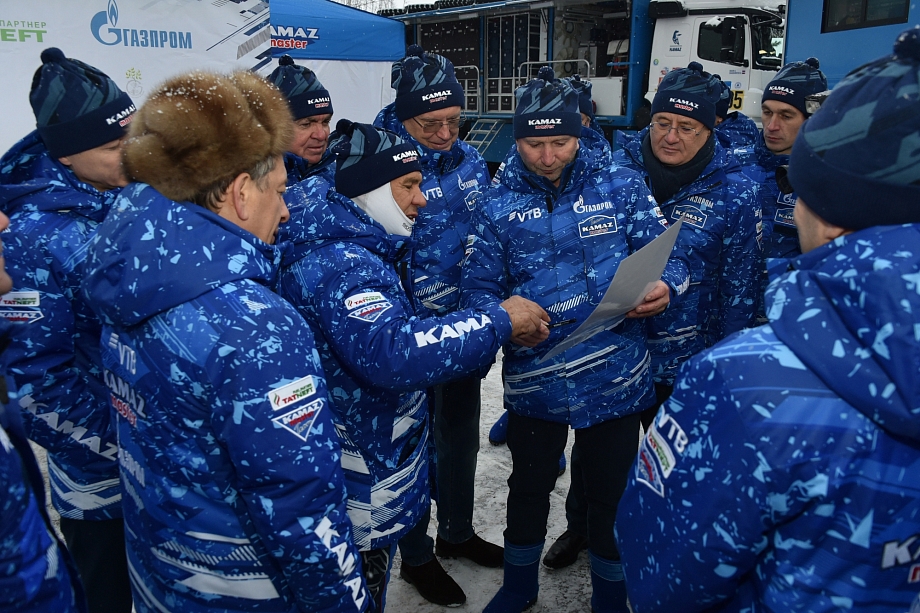 «Шәп бара!»: Минниханов протестировал новые гоночные грузовики «КАМАЗ-мастер» 
