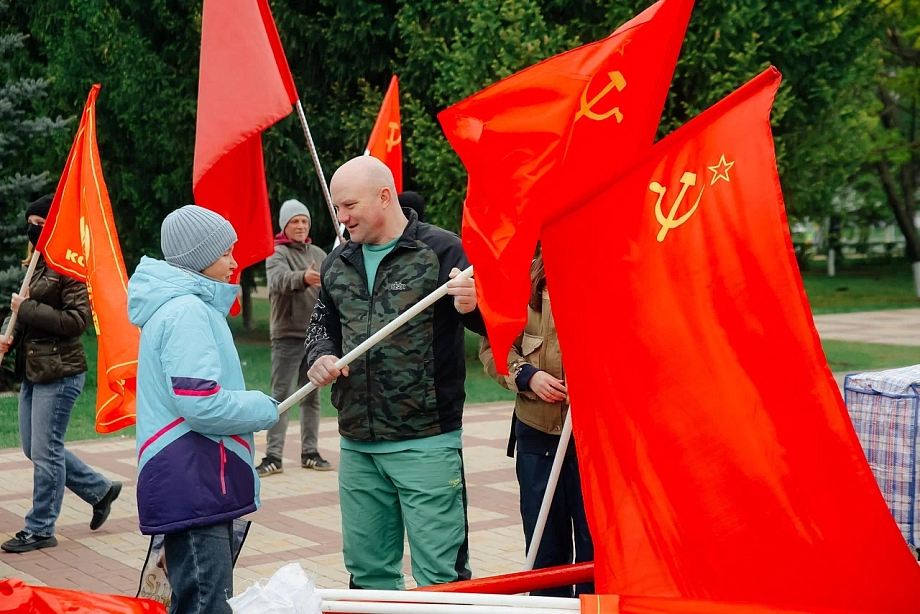 Гурьева вывела коммунистов в парк Победы на первомайский митинг (фото)