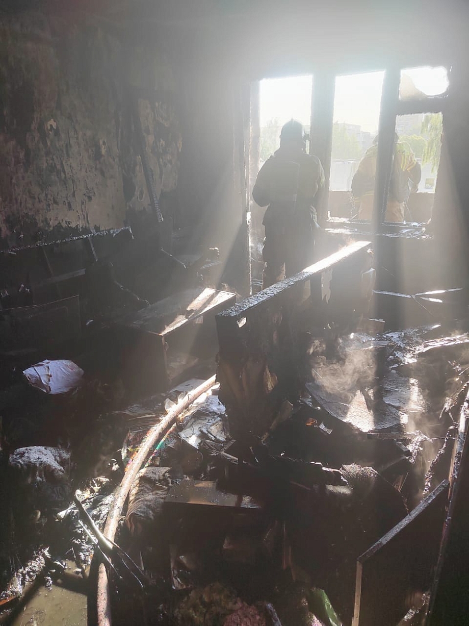 В пятиэтажке рано утром вспыхнул пожар – спасли двоих