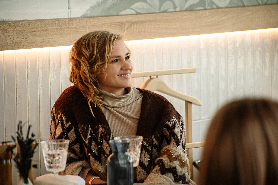 Разговор на бизнес-завтраке Дариной закончился битьем посуды