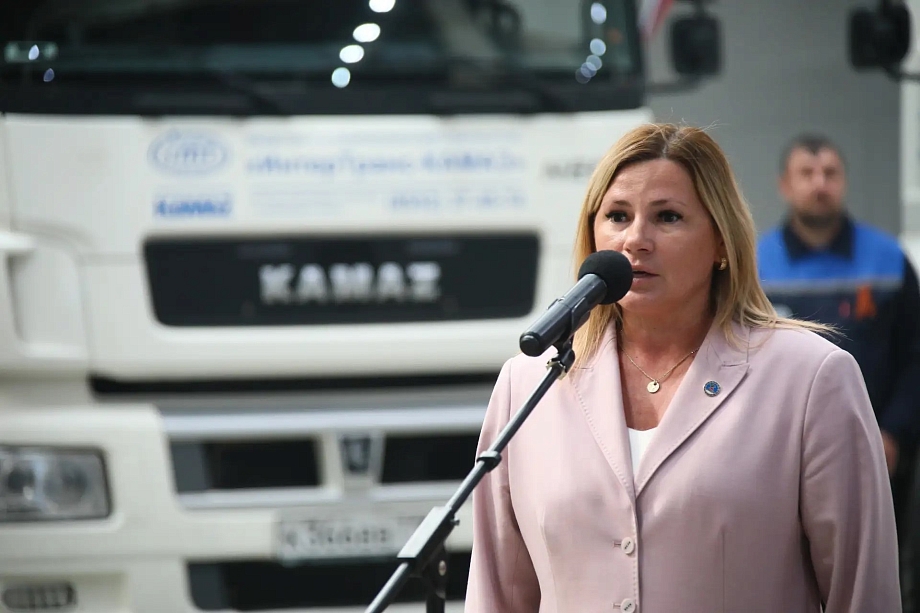 Машины, запчасти, походные бани и чак-чак – «КАМАЗ» отправил в зону СВО 26-й конвой