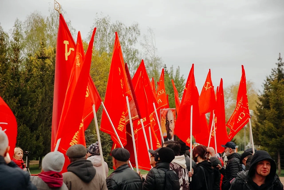 Гурьева вывела коммунистов в парк Победы на первомайский митинг (фото)