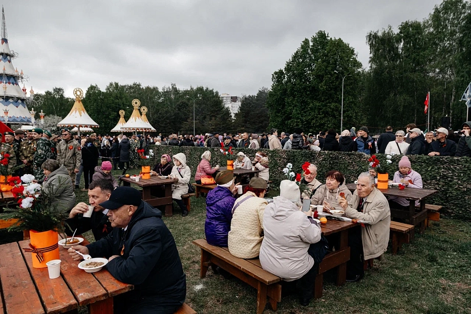 Фото: в День Победы в Челнах угощают солдатской кашей и учат плести сети