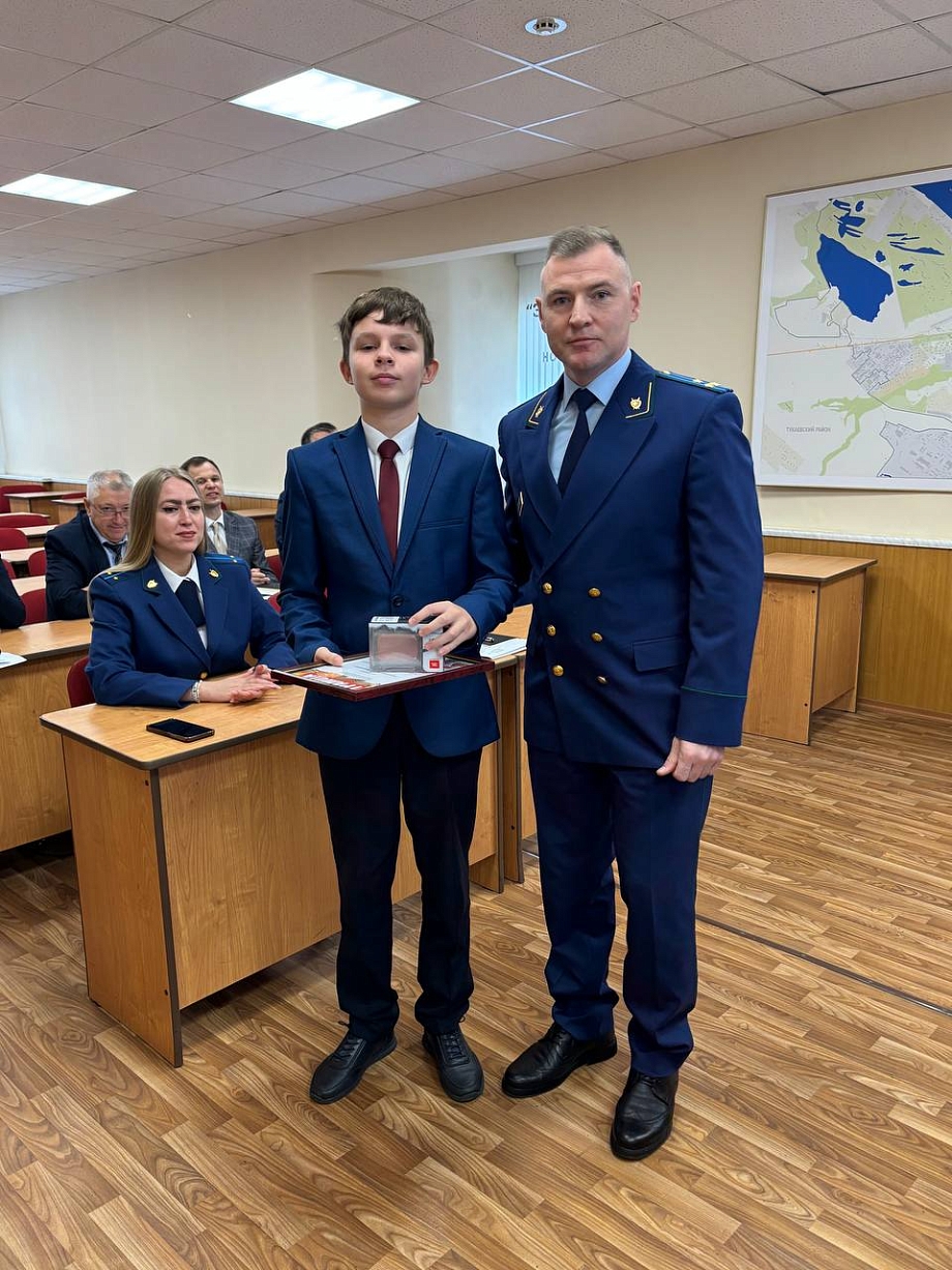 Прокурор Челнов подарил победителю республиканского конкурса колонку
