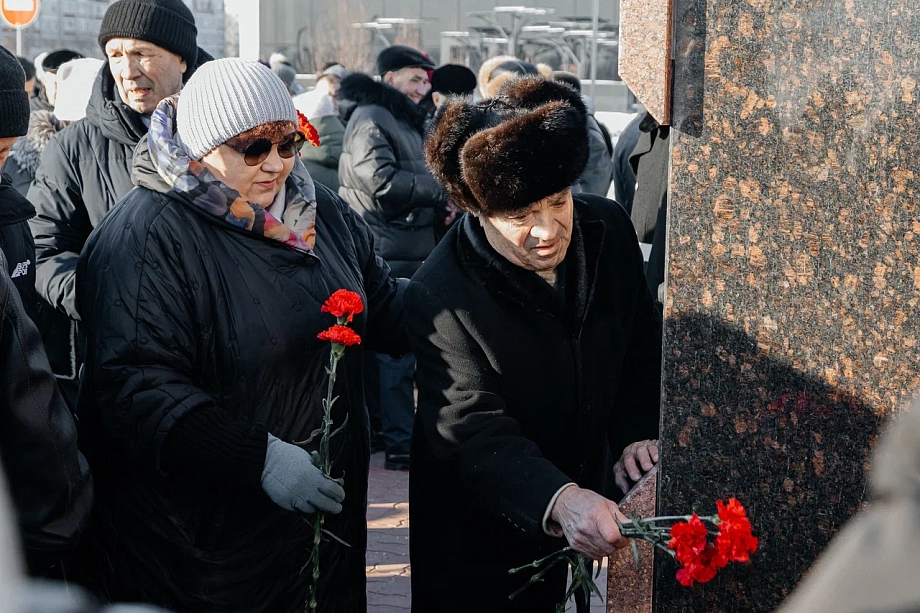 В Челнах возложили цветы в честь первого гендиректора «КАМАЗа» Васильева (фото)