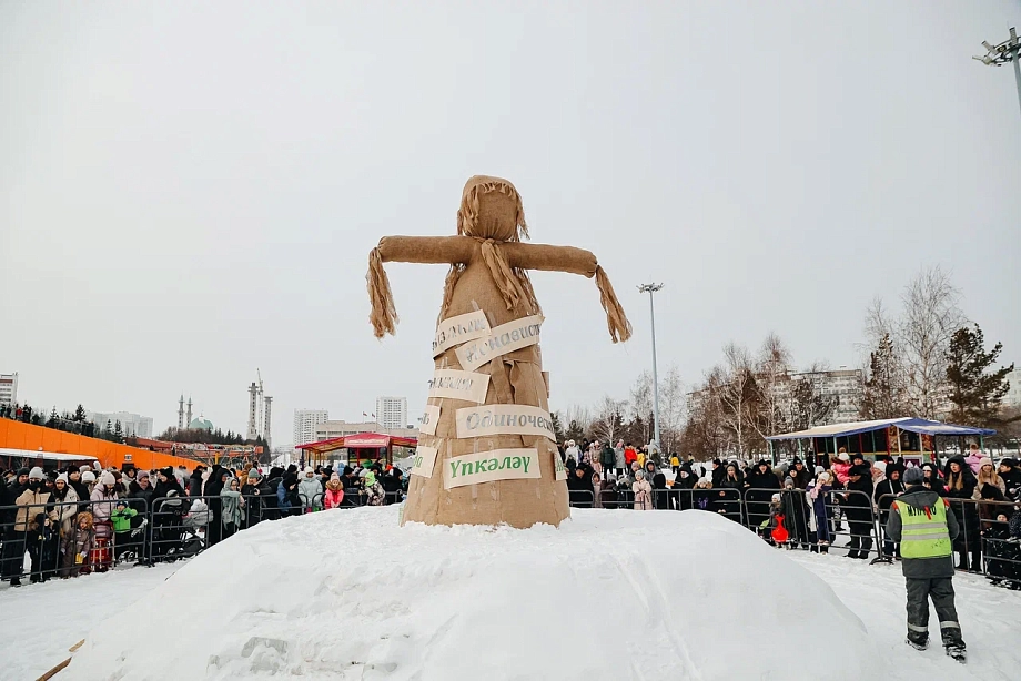 Блины, конкурсы и сжигание чучела: как в Челнах празднуют Масленицу (фото)