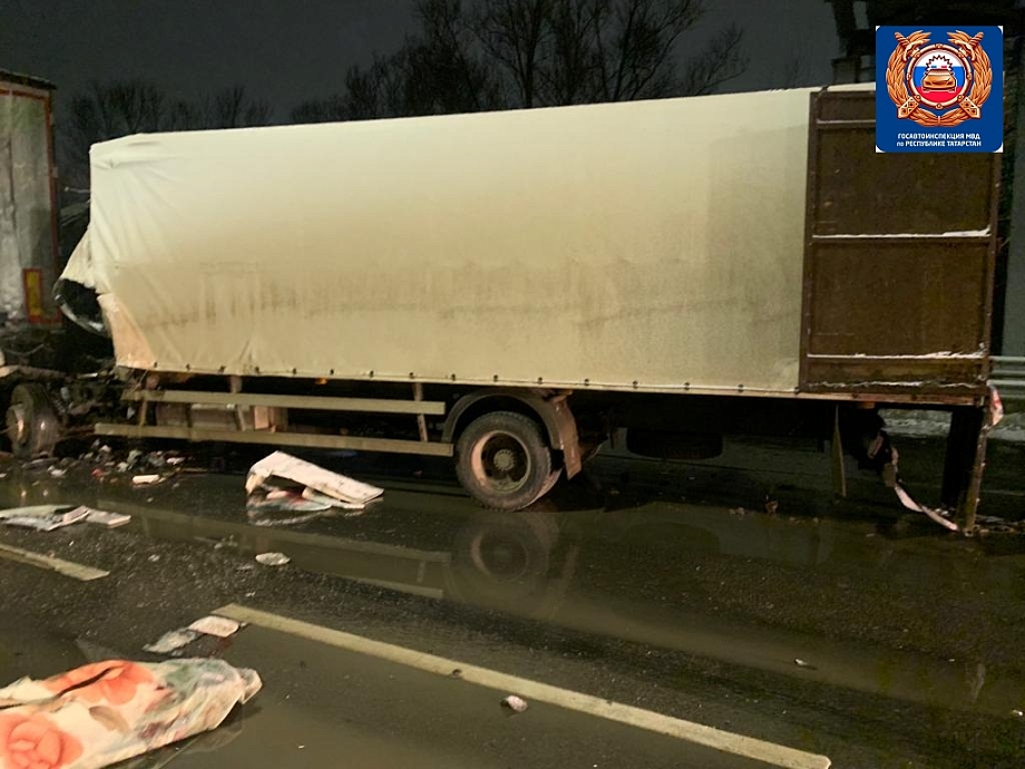 В Челнах грузовик влетел в стоящую фуру – водитель погиб на месте (фото)