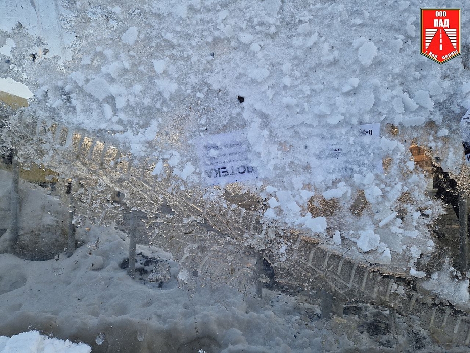 В Челнах водитель автомобиля снес остановочный павильон (фото)