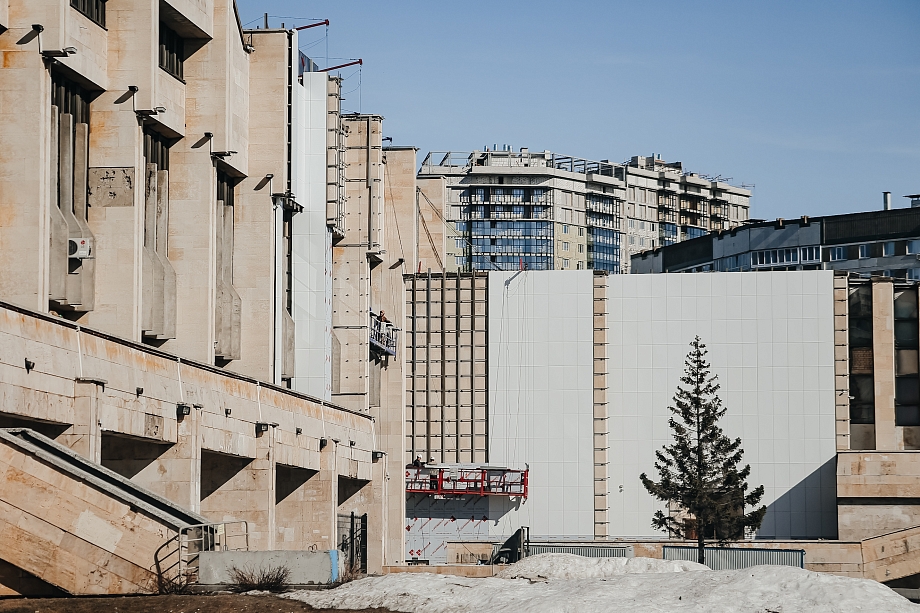 Фото: как, несмотря на протесты горожан, меняется фасад мэрии в Челнах 