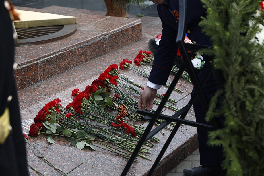 Праздничные мероприятия начались в Челнах с возложения цветов к Вечному огню