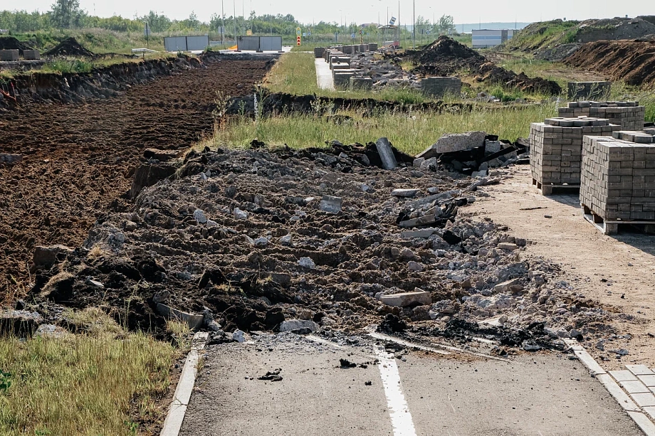 Фото: как разбирают часть дороги по улице Нариманова в Челнах, где просел грунт